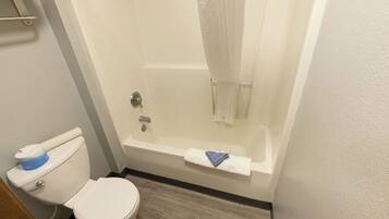 Combined shower/tub, free toiletries, hair dryer, towels