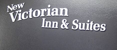 Señal para New Victorian Inn & Suites.