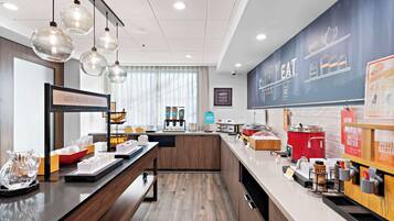 Café da manhã com buffet grátis todos os dias