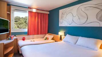 Standard Double Room, Berbilang Katil | Peralatan tempat tidur premium, meja, langsir/tirai gelap terus