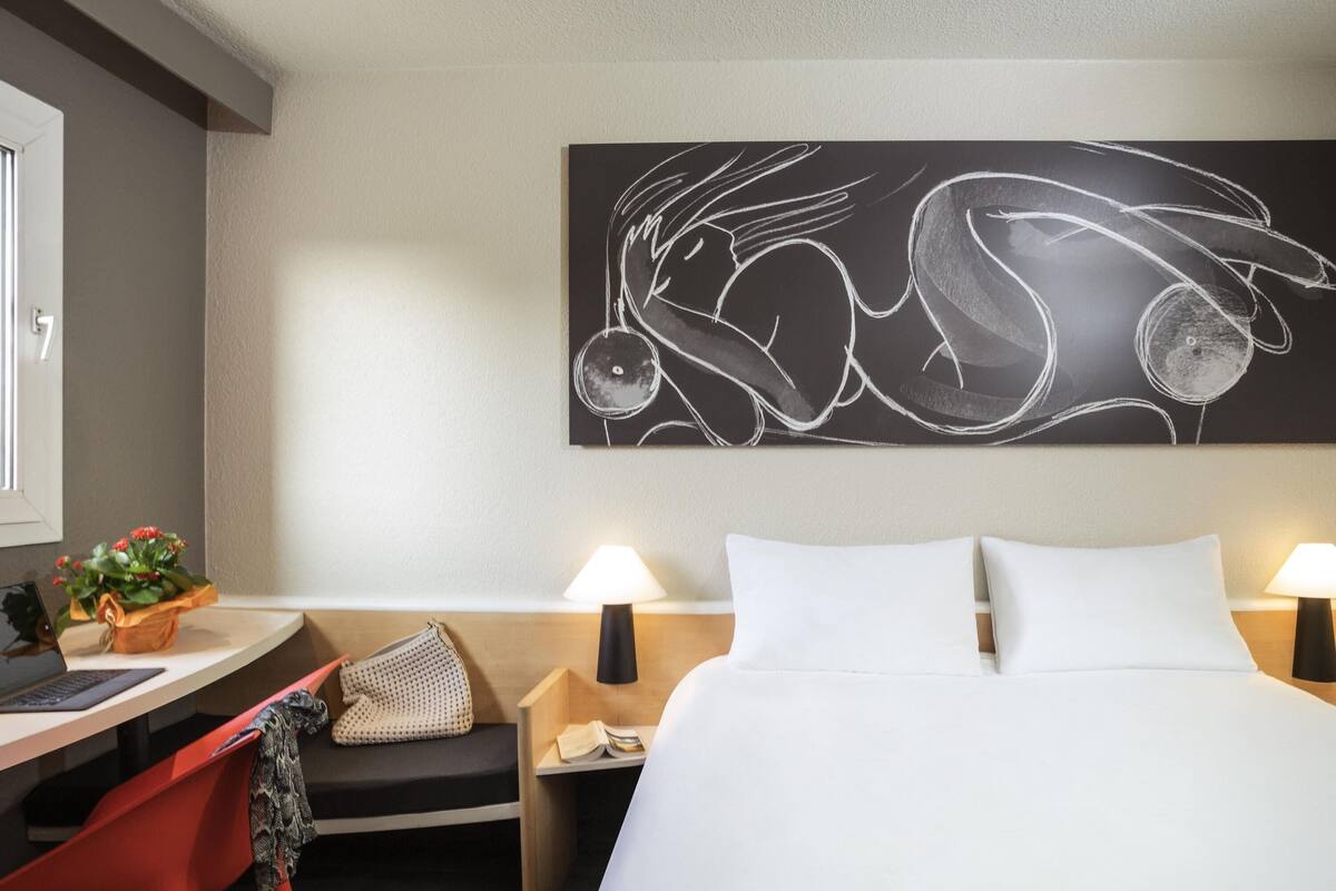 Premium bedding, desk, blackout drapes, soundproofing