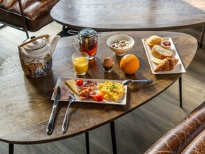 Frukostbuffé varje dag (EUR 10.50 per person)