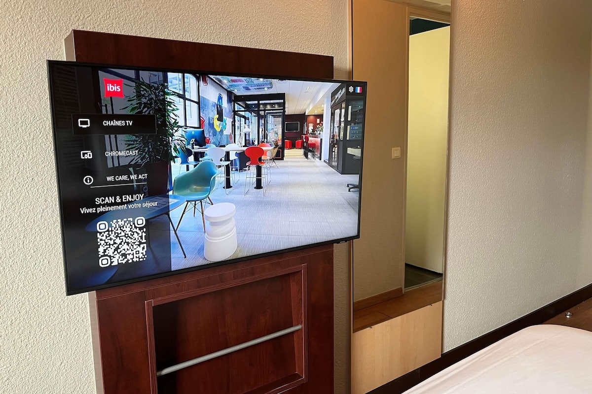 Biancheria da letto di alta qualità, una scrivania, tende oscuranti