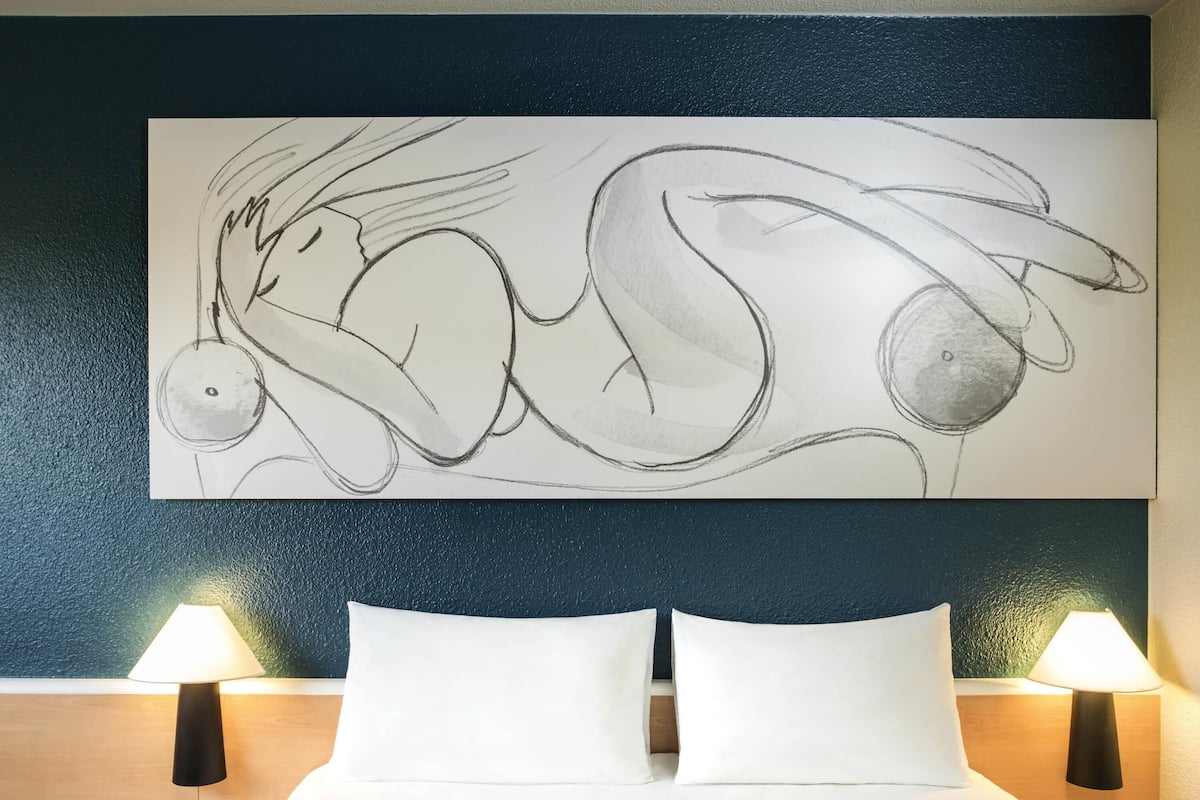 Ropa de cama de alta calidad, escritorio y cortinas blackout