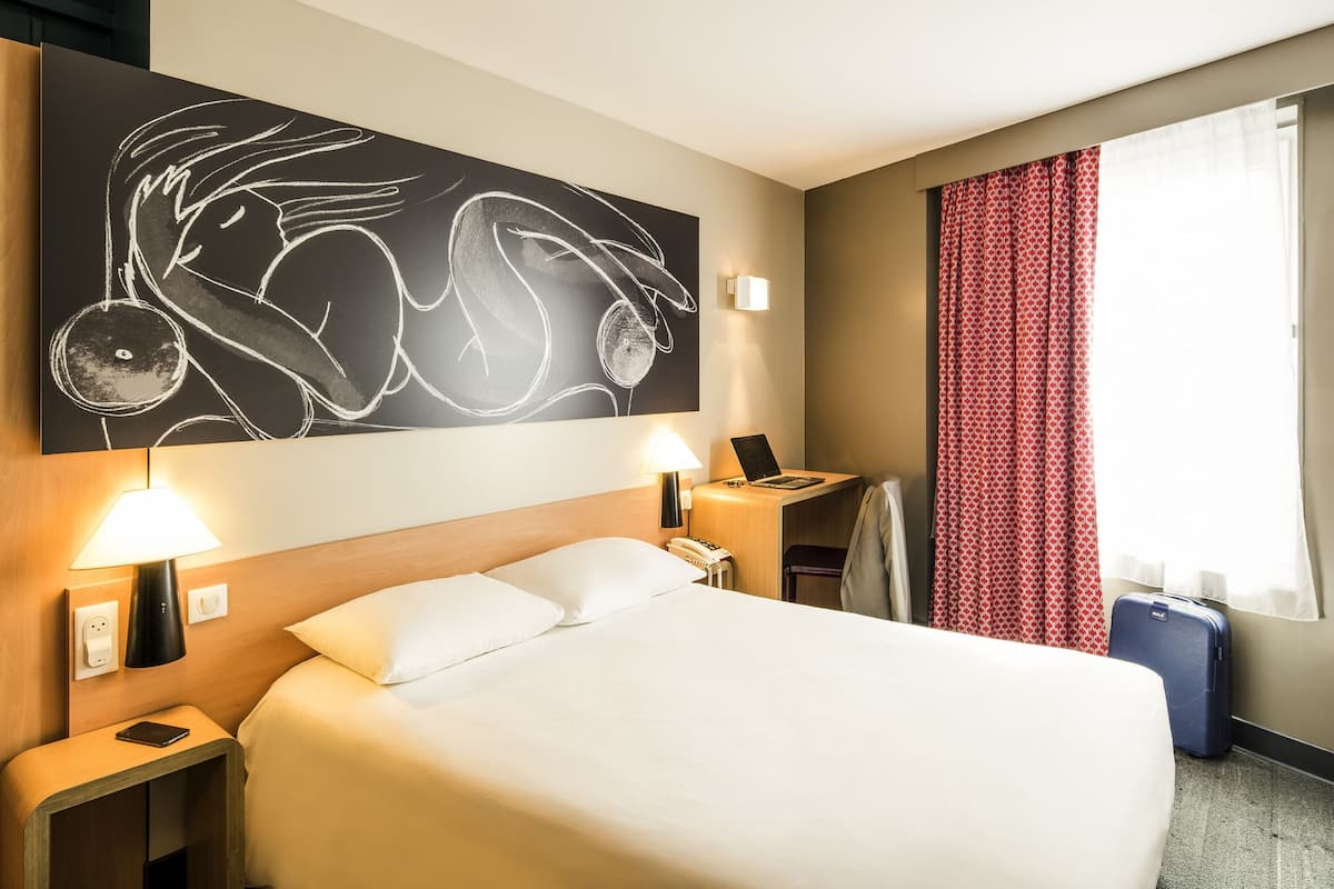 Ropa de cama de alta calidad, escritorio y cortinas blackout