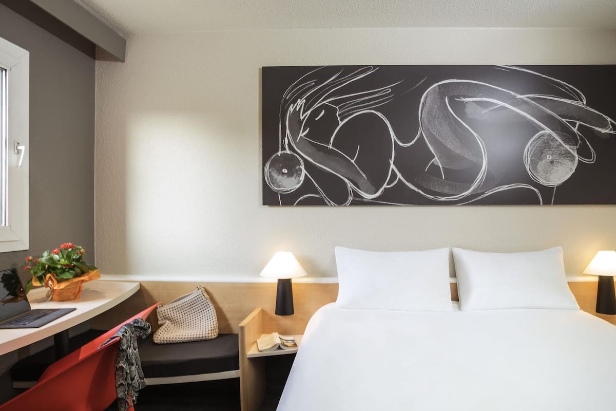 Ropa de cama de alta calidad, escritorio y cortinas blackout