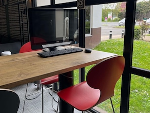 A modern office desk with a computer, a keyboard, and a mouse. - ibis Paris Nord Villepinte parc des Expositions (Villepinte)