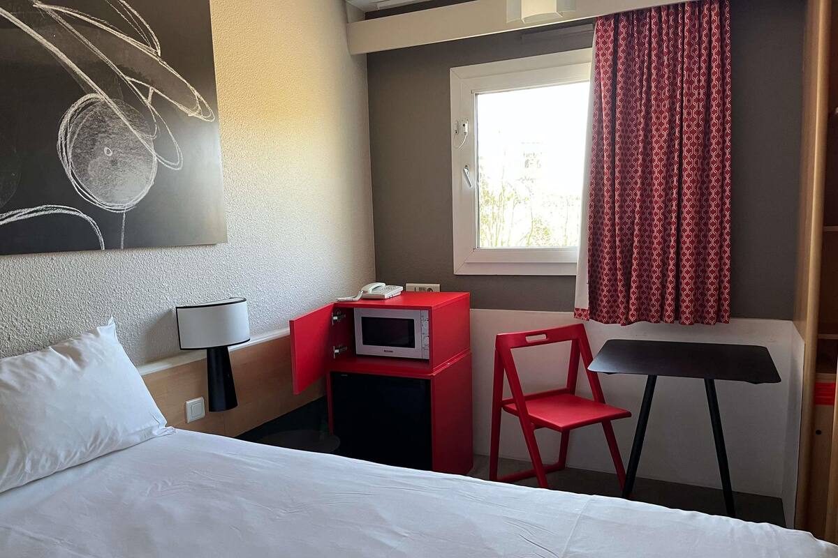 Room, 1 Twin Bed | Premium bedding, desk, blackout drapes, soundproofing