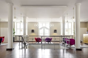 Coin salon dans le hall