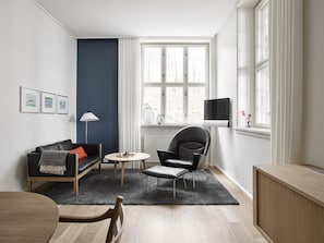 Suite Design, balcon | Minibar, coffres-forts dans les chambres, bureau