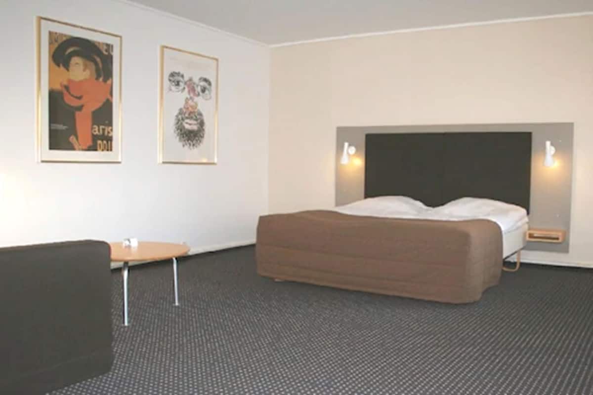 1 chambre, minibar, coffres-forts dans les chambres, bureau