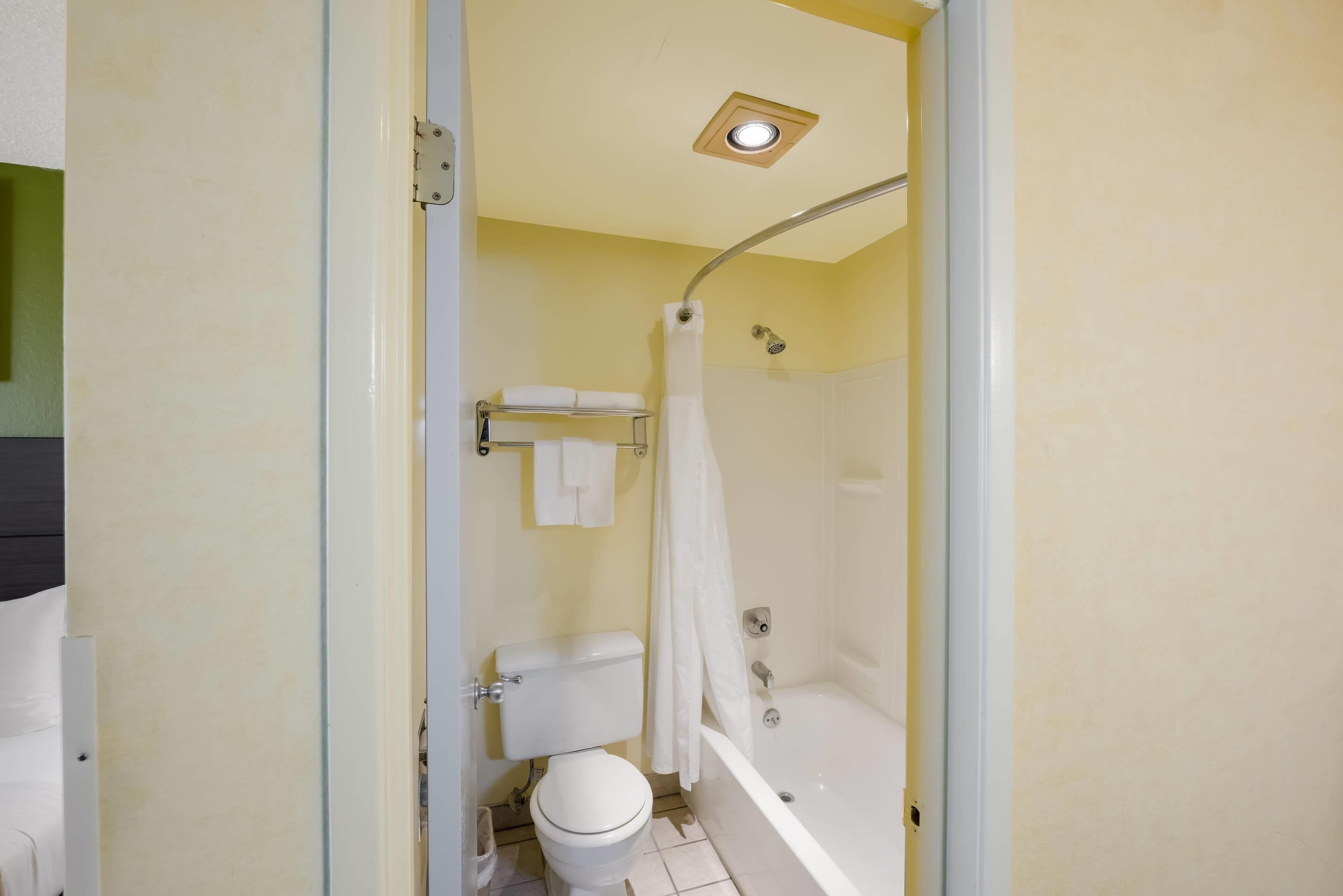 standard room, 1 king bed, non smoking | desk, blackout curtains, iron/ironing board, free wifi