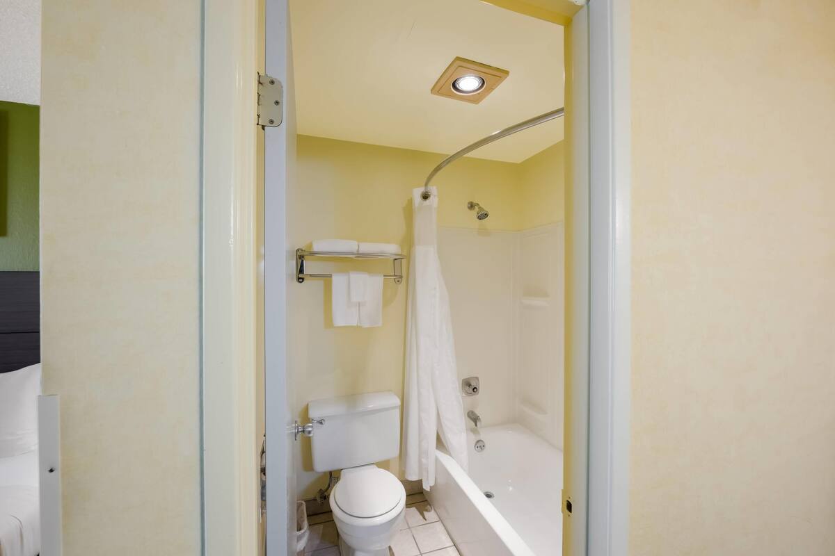 standard room, 1 king bed, non smoking | desk, blackout curtains, iron/ironing board, free wifi