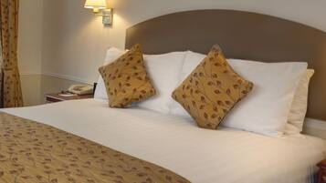 Comfort Room, 1 King Bed, Non Smoking | Minibar, in-room safe, desk, iron/ironing board