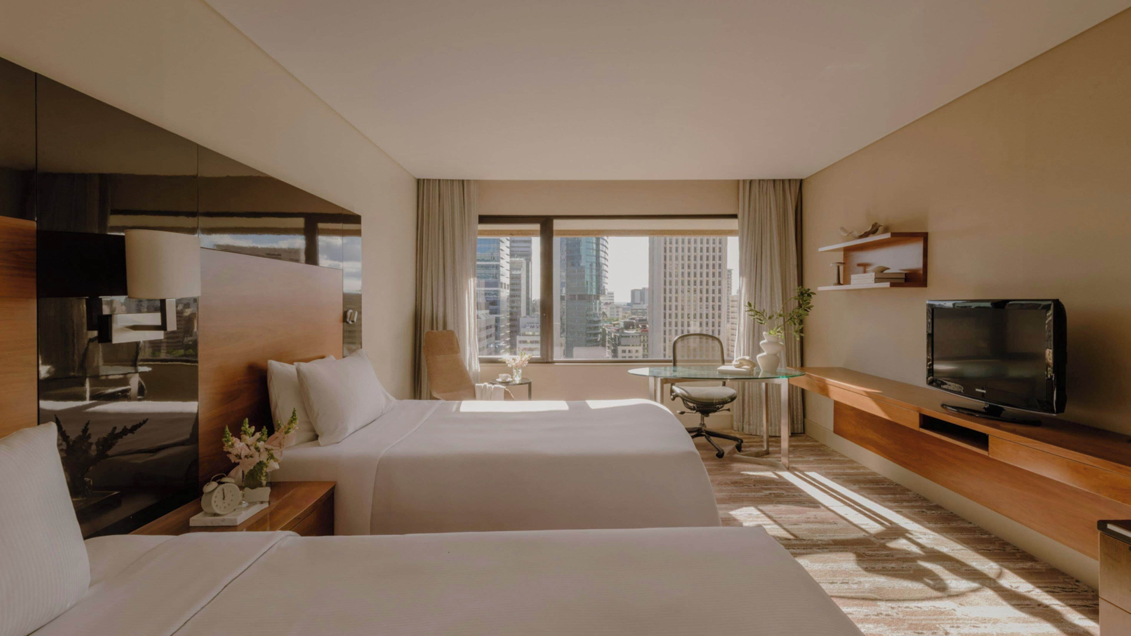 クラシック ルーム ダブルベッド 2 台 クラブラウンジ利用可 (High Floor) | 高級寝具、ミニバー、セーフティボックス (室内)、デスク