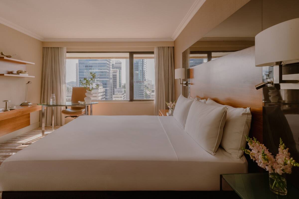 Habitación clásica, 1 cama de matrimonio grande, Acceso al salón del club (High Floor) | Ropa de cama de alta calidad, minibar, caja fuerte y escritorio