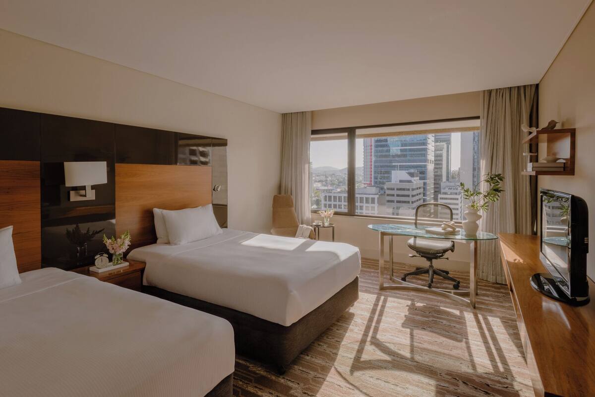 Habitación clásica, 2 camas dobles, Acceso al salón del club (High Floor) | Ropa de cama de alta calidad, minibar, caja fuerte y escritorio