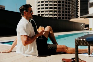 Outdoor pool, pool umbrellas, sun loungers - InterContinental Brisbane by IHG (Brisbane)