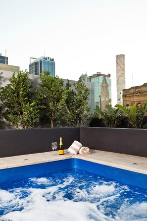Outdoor spa tub