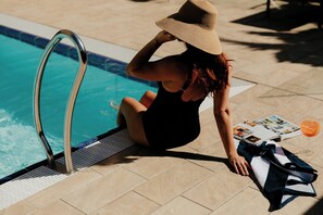 Outdoor pool, pool umbrellas, sun loungers - InterContinental Brisbane by IHG (Brisbane)