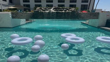 Una piscina al aire libre