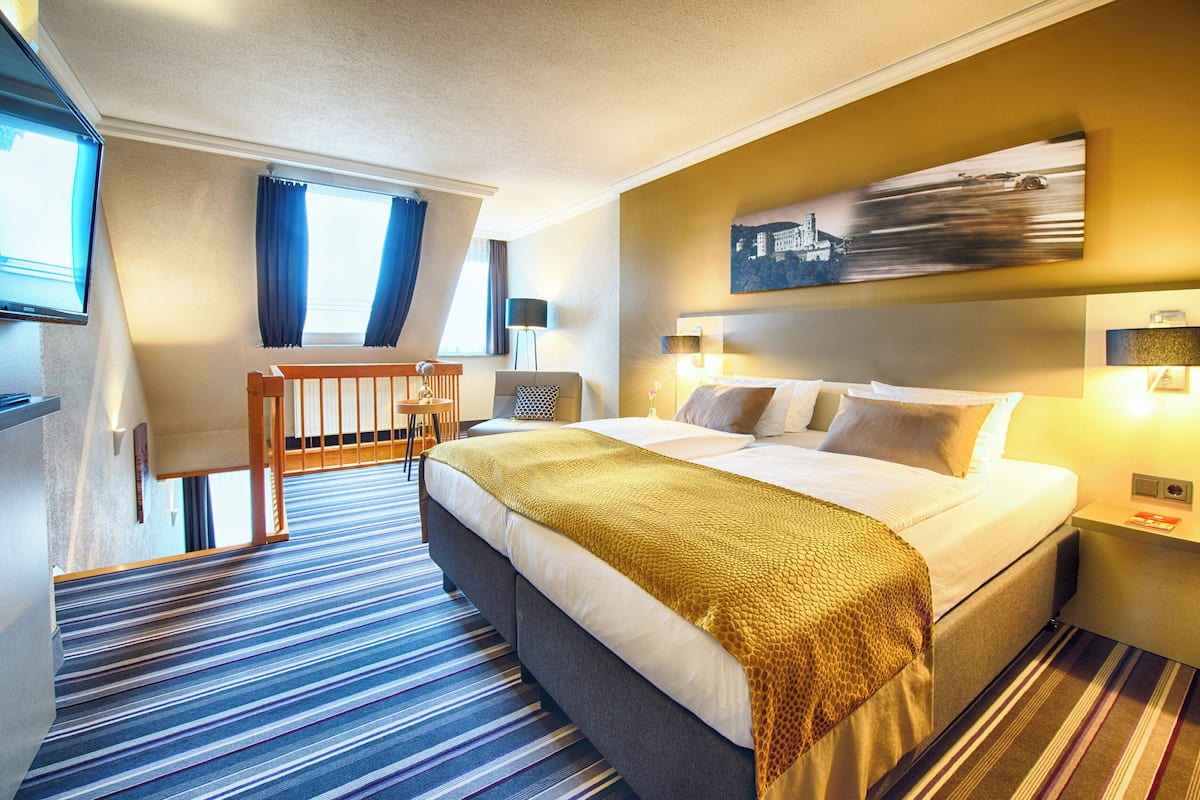 family room | hypo-allergenic bedding, in-room safe, desk, free cots/infant beds