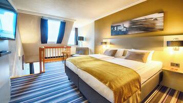 Family Room | Hypo-allergenic bedding, in-room safe, desk, free cribs/infant beds