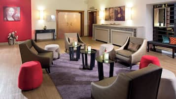 Een moderne lobby met zitplaatsen, een receptiebalie en een ontvangstgedeelte.