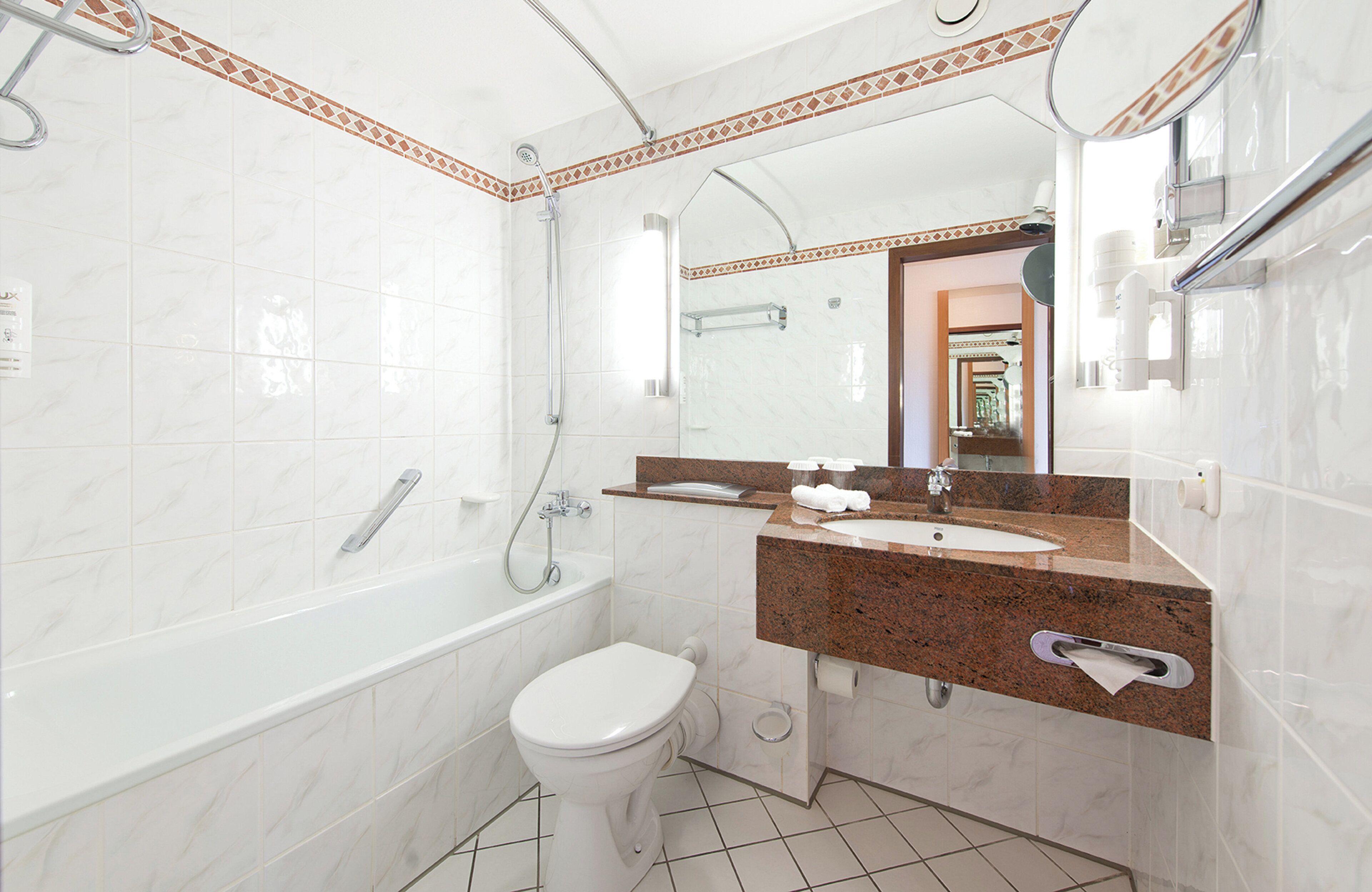 combined shower/bathtub, hair dryer, towels