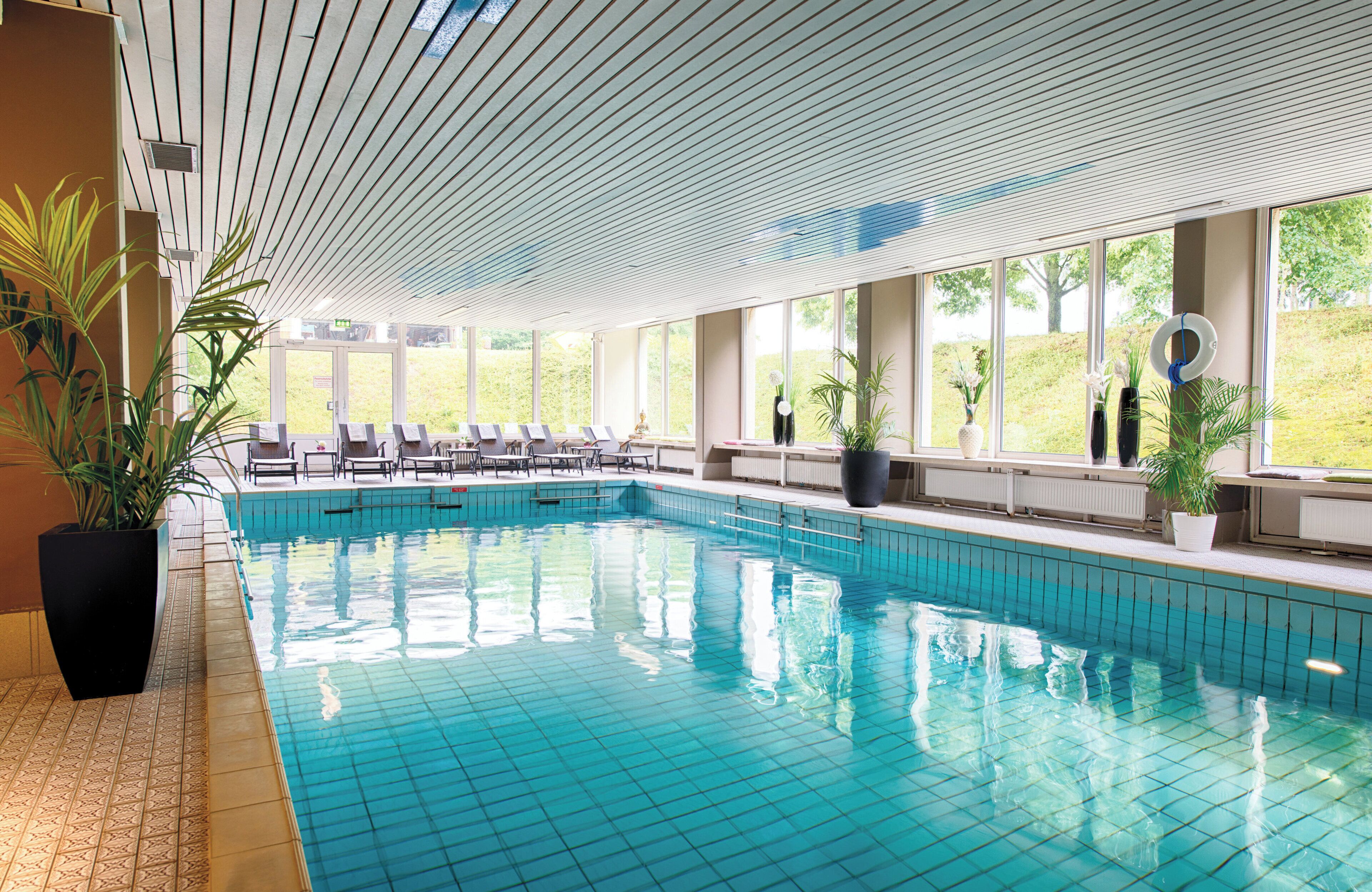Piscine couverte, piscine extérieure, chaises longues