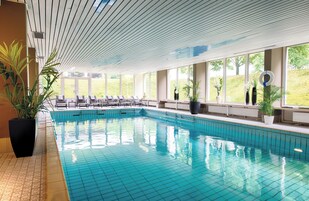 Una piscina techada, una piscina al aire libre