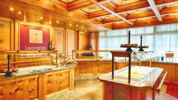 Sarapan prasmanan setiap hari (EUR 19 per orang)