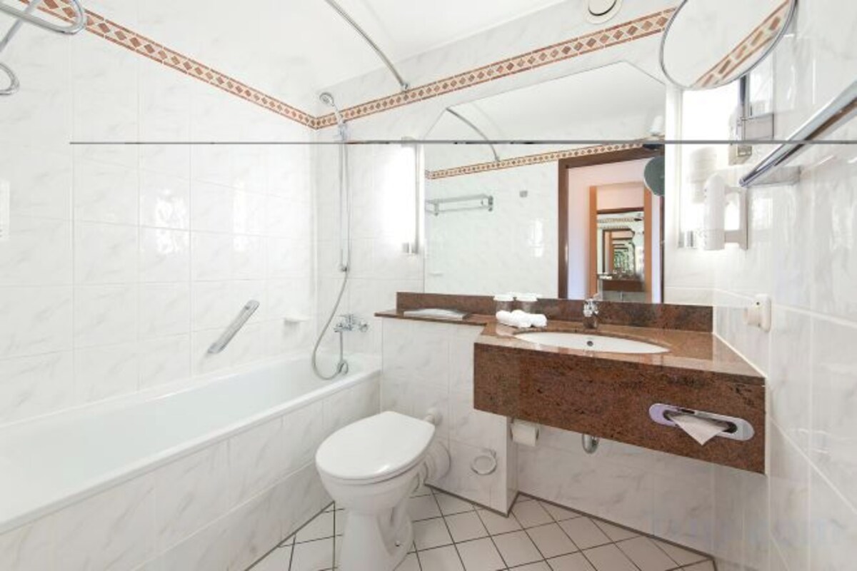 Bathroom | Combined shower/bathtub, hair dryer, towels