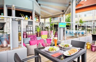 Bar junto a la piscina