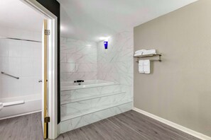 Desk, blackout curtains, iron/ironing board, free WiFi - Quality Inn Gainesville near University (Gainesville)