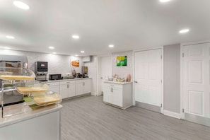 Free daily continental breakfast