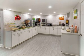 Free daily continental breakfast  - Quality Inn Gainesville near University (Gainesville)