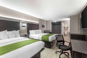 Skrivebord, blendingsgardiner, strykejern/-brett og wi-fi (inkludert)