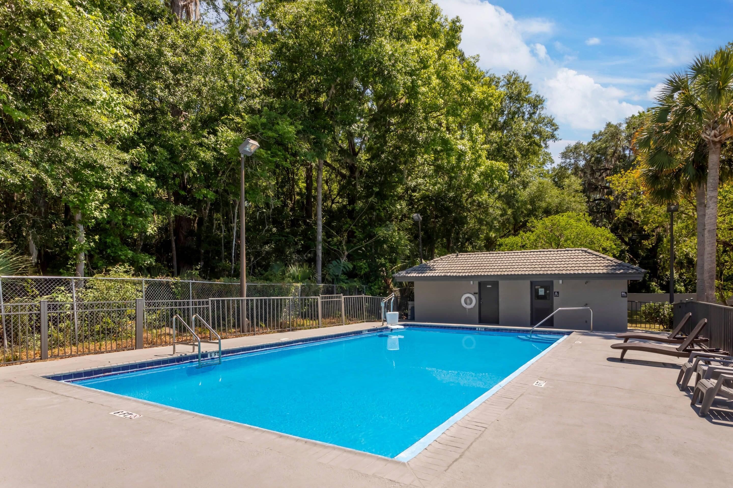 Una piscina al aire libre (de 08:00 a 22:00), sombrillas