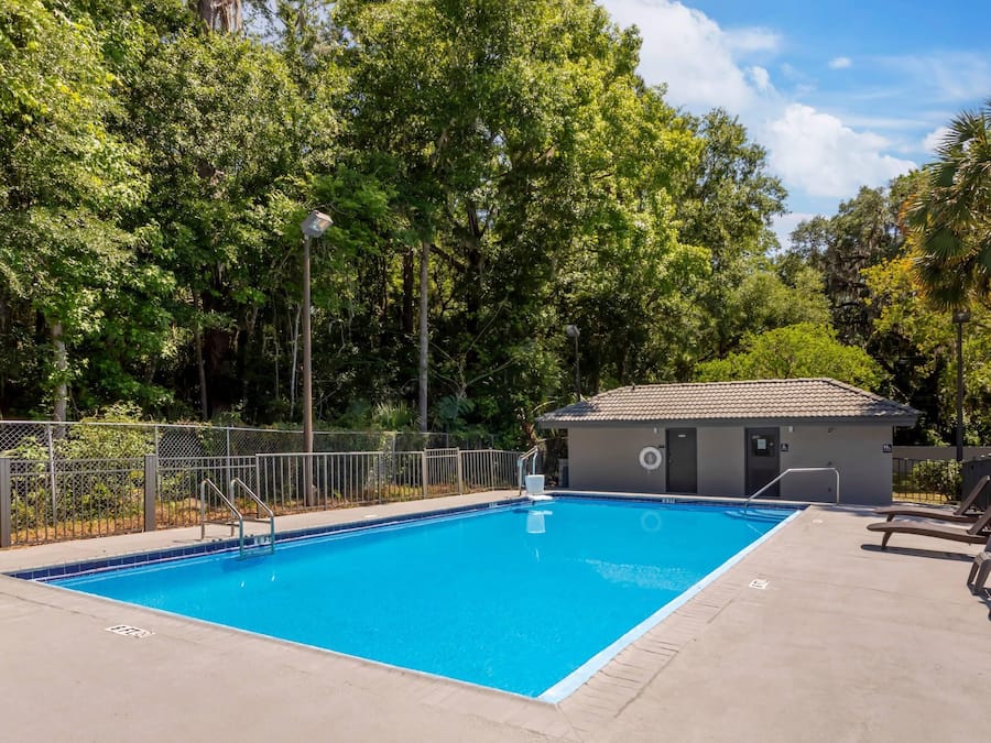 Piscina externa, funciona das 8h às 22h, guarda-sóis