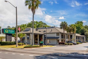 A two-story motel with a sign indicating it is a Quality Inn by Choice Hotels. - Quality Inn Gainesville near University (Gainesville)