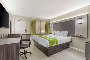 Schreibtisch, Verdunkelungsvorhänge, Bügeleisen/Bügelbrett