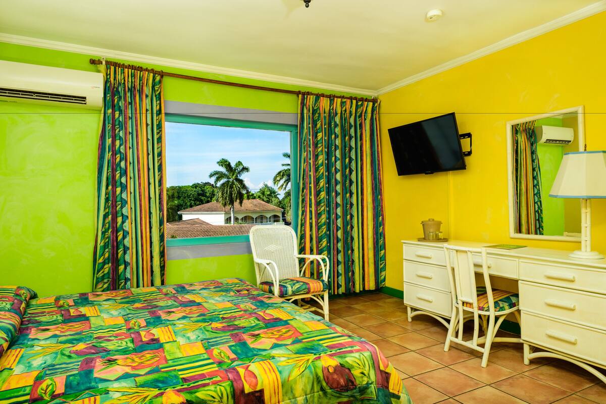 In-room safe, iron/ironing board (on request), bed sheets