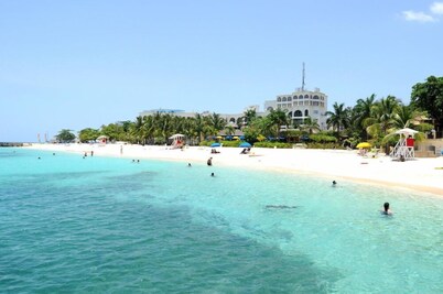 Doctors Cave Beach Hotel