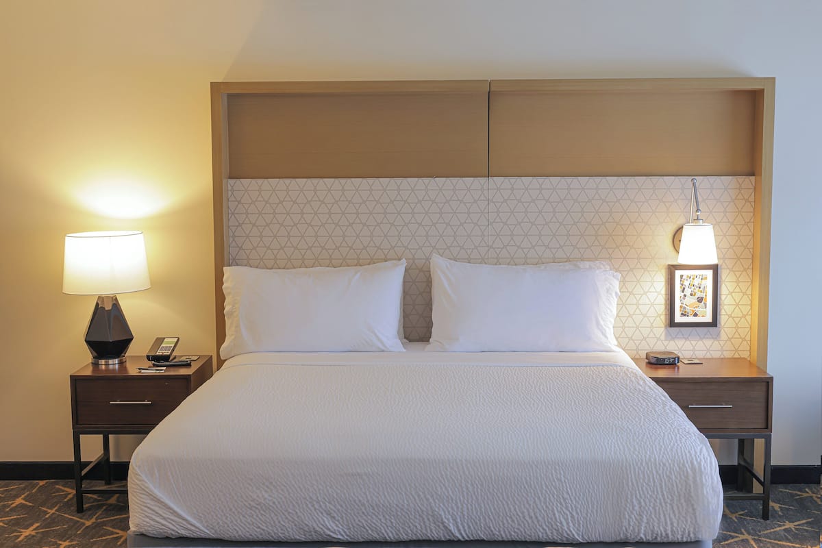 Standard Room, 1 Katil Raja (King) | Meja, ruang kerja komputer riba, langsir/tirai gelap terus