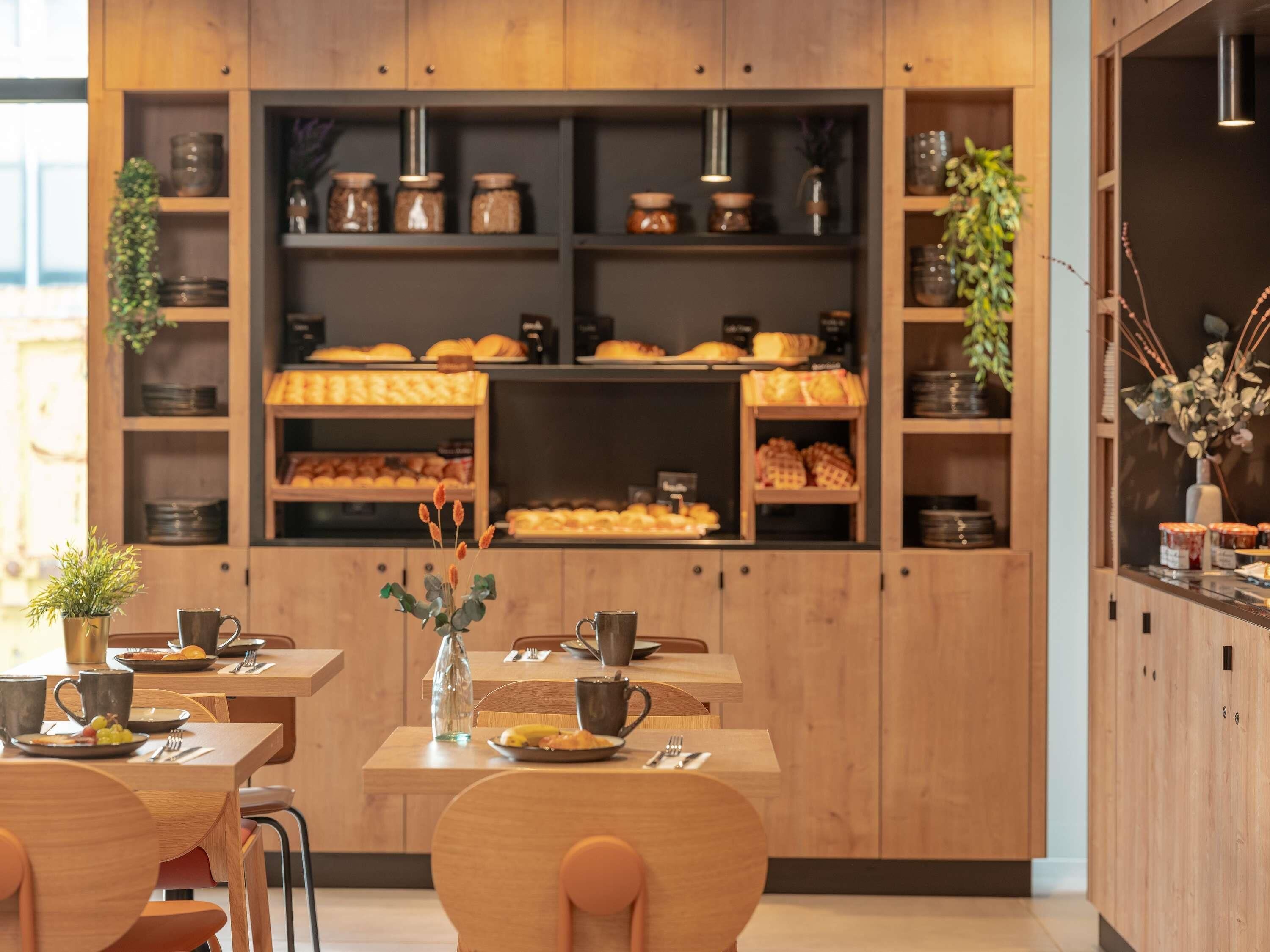 بوفيه فطور يوميًا بتكلفة قدرها (12.50 EUR للشخص)