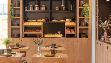 Petit déjeuner buffet (12.50 EUR par personne)