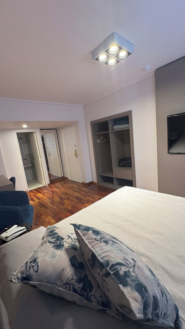 Habitación superior | Ropa de cama de alta calidad y edredones de plumas