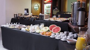 A buffet with various breakfast items, including fruits, pastries, and beverages. - Tritone Hotel (Buenos Aires)