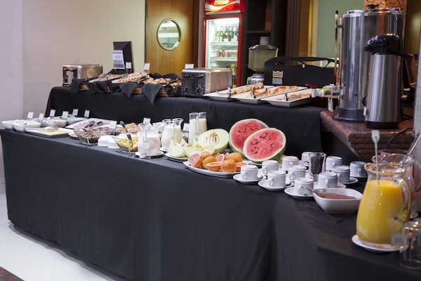 Desayuno buffet diario (USD 10 por persona)
